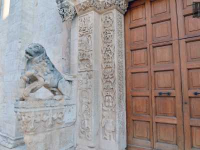 Il primo, il pi� vicino al portone, � caratterizzato da boccioli e foglie d�acanto impostato su colonnine con capitelli traforati sorrette da due leoni stilofori